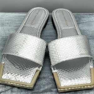 NWB GOOD AMERICAN SILVER SNAKE PRINT WITH SQUARE GOLD TOE FLAT SANDAL SIZE 7.5